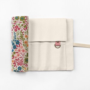Porte-crochet personnalisé. Étui personnalisé en rouleau. Rouleau à crocheter avec nom. Motif floral. Idée cadeau pour une amie, une femme, une maman.