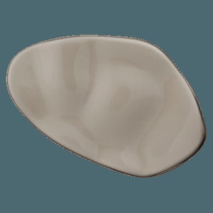Peut inclure: Un plat en céramique gris clair de forme organique et libre. Le plat a une finition lisse et brillante.