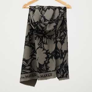 Crêpe di viscosa FLORAL SHADE in grigio calmo di Mind the Maker