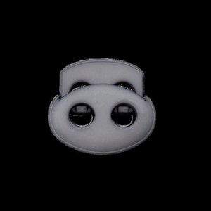 Puede incluir: Una hebilla de pl&aacute;stico negra con dos agujeros para asegurar correas o cordones.