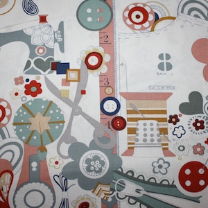 Könnte beinhalten: Ein weißer Stoff mit einem bunten Muster aus nähenbezogenen Illustrationen. Das Muster enthält eine Nähmaschine, eine Schere, Knöpfe, Garnrollen und einen Fingerhut. Der Stoff enthält auch die Wörter "Back C" und "Fold & Trim Fold".