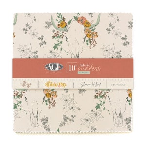 Könnte beinhalten: Ein Pack mit 42 Stoffquadraten mit einer Größe von 25,4 cm, die ein florales Schädelmotiv auf cremefarbenem Hintergrund zeigen. Die Stoffquadrate sind Teil der Kollektion "Shine On" von Sharon Holland für Art Gallery Fabrics.