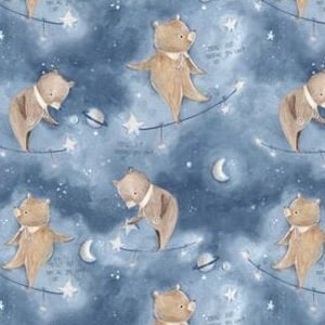 Könnte beinhalten: Ein blauer und weißer Stoff mit einem sich wiederholenden Muster aus braunen Bären, die auf einer Schnur aus Sternen laufen. Die Bären tragen Fliegen und halten Sterne. Der Text "You are more wonderful than you know" wird im gesamten Muster wiederholt.