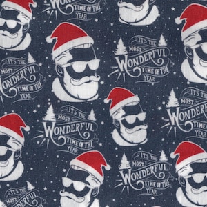 Può includere: Un tessuto blu navy con un motivo ripetuto di figure bianche di Babbo Natale con occhiali da sole e cappelli rossi di Babbo Natale. Il testo "It's the most wonderful time of the year" è ripetuto in tutto il motivo.