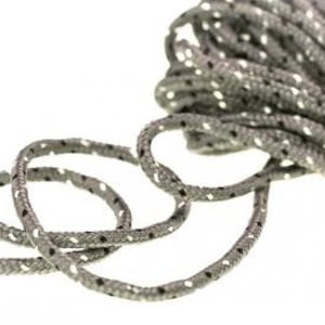 Könnte beinhalten: Nahaufnahme einer Spule mit geflochtenem grau-schwarzem Kordel. Die Kordel ist dünn und hat einen dezenten Glanz.