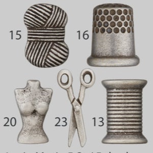 Può includere: Cinque ciondoli in metallo color argento a tema cucito. I ciondoli includono un rocchetto di filo, un ditale, un paio di forbici, un manichino e un gomitolo di lana.