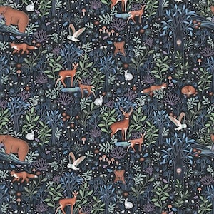 Könnte beinhalten: Ein dunkelblauer Hintergrund mit einem sich wiederholenden Muster aus Waldtieren und Pflanzen. Das Muster enthält Hirsche, Bären, Füchse, Eulen, Kaninchen, Pilze und Blumen. Die Tiere sind alle in einem skurrilen Stil mit einem Hauch von Realismus gezeichnet.