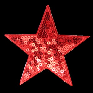 Könnte beinhalten: Ein roter, sternförmiger Patch mit Pailletten. Der Stern besteht aus kleinen, glänzenden Pailletten, die zusammengenäht sind, um einen funkelnden Effekt zu erzeugen.