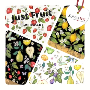 Op de afbeelding: Vier verschillende stoffen met fruit illustraties. De ontwerpen bevatten aardbeien, citroenen, peren, vijgen en appels. De tekst "Just Fruit Webware" staat op een van de ontwerpen.