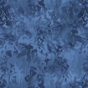 Pode incluir: Um padrão sem costura com fundo azul com um design desbotado e sobreposto de vários tons de azul. O padrão inclui silhuetas de folhas e galhos, criando uma sensação sutil e orgânica.