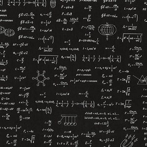 Könnte beinhalten: Eine schwarze Tafel, die mit weißen, handschriftlichen mathematischen Gleichungen und Formeln bedeckt ist. Die Gleichungen umfassen Formeln aus Physik, Chemie und Kalkül.