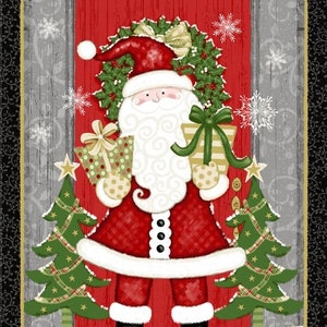 Könnte beinhalten: Der Weihnachtsmann steht vor einer roten Tür mit einem grünen Kranz. Er hält Geschenke, die in grünes und goldenes Papier eingewickelt sind. Auf jeder Seite von ihm stehen zwei kleine Weihnachtsbäume. Der Hintergrund ist eine graue Holztür mit einem weißen Schneeflockenmuster.