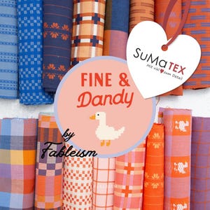 Può includere: Una collezione di rotoli di tessuto con vari motivi intrecciati in tonalità blu, arancioni e rosa. Un'etichetta circolare mostra il testo Fine & Dandy by Fableism con un'oca pixelata, e un cartellino a forma di cuore riporta SuMaTEX Mit viel zum Detail.