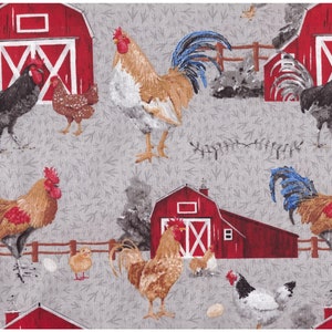 Peut inclure: Un tissu gris et blanc avec un motif répété de granges rouges, de coqs et de poules. Les coqs sont brun et blanc avec des queues bleues. Les poules sont brun et blanc. Les granges sont rouges avec des bordures blanches.