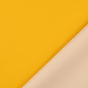 Puede incluir: Primer plano de dos piezas de tela, una amarilla y otra beige, cosidas juntas en diagonal.