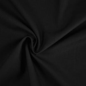 Könnte beinhalten: Schwarzer Stoff mit glatter Textur und leichtem Glanz. Der Stoff ist gefaltet und drapiert und erzeugt weiche Falten und Kurven.