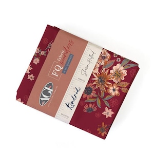 Può includere: Un tessuto rosso con un motivo floreale in tonalità di arancione, rosa e marrone. Il tessuto è etichettato "Kindred" da "Sharon Holland" e fa parte della collezione "Fabric Wonders" di "AGI"