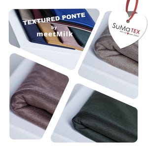 Può includere: Una collezione di campioni di tessuto ponte testurizzato piegati in vari colori, tra cui blu, oro, malva e verde scuro. L'immagine presenta il testo "TEXTURED PONTE by meetMilk" e un'etichetta a forma di cuore con "SuMa TEX Mit viel zum Detail".