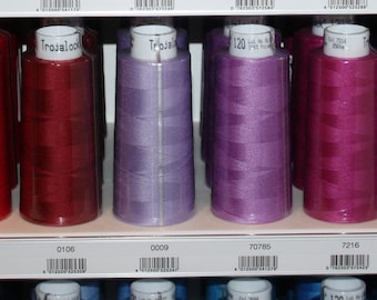 Può includere: Primo piano di dieci bobine di filo di vari colori, tra cui rosso, rosa, viola e blu. Le bobine sono etichettate con numeri e il marchio "TreoLock".