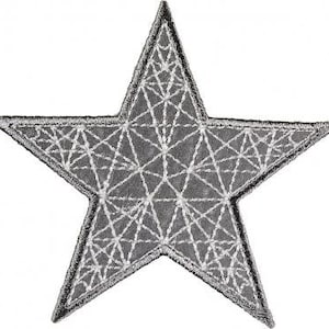 Könnte beinhalten: Ein silberner sternförmiger Patch mit geometrischem Muster. Der Stern ist aus weichem, strukturiertem Stoff.