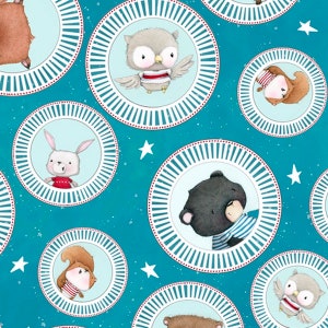 Op de afbeelding: Een turquoise blauwe achtergrond met witte sterren en cirkels. Elke cirkel heeft een witte en rode gestreepte rand en bevat een ander dier dat een gestreepte trui draagt. De dieren zijn een uil, een konijn, een beer, een eekhoorn en een hert.