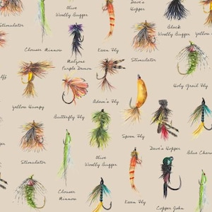 Könnte beinhalten: Ein beigefarbener Hintergrund mit einem sich wiederholenden Muster aus verschiedenen Fliegenfischerködern. Jeder Köder ist handbemalt und mit seinem Namen beschriftet, wie z. B. "Kwan Fly", "Olive Woolly Bugger" und "Stimulator".