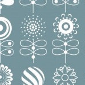 Op de afbeelding: Een naadloos patroon met witte gestileerde bloemen op een blauwe achtergrond. De bloemen zijn in verschillende vormen en maten, waaronder cirkels, stippen en spiralen.