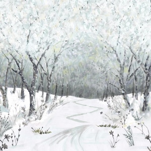 Op de afbeelding: Een schilderij van een besneeuwd bospad dat door witte bomen slingert. De scène heeft een zacht, gedempt kleurenpalet van wit, grijs en lichtblauw, met kale takken bedekt met sneeuw en een kronkelend pad dat in de verte verdwijnt.