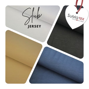 Könnte beinhalten: Vier Stoffmuster in verschiedenen Farben: Weiß, Beige, Dunkelgrau und Blau. Der Stoff ist ein Slub-Jersey, eine Art Strickstoff mit einer strukturierten, unebenen Oberfläche. Der Stoff ist mit "Slub Jersey" und "SUMQTEX Mit viel zum Detail!" beschriftet.