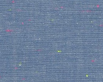 Może przedstawiać: Niebieski denim z subtelnym, kropkowanym wzorem w kolorze różowym i zielonym.
