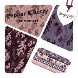 Könnte beinhalten: Ein Stapel von vier Stoffmustern mit einem floralen Muster. Der Stoff ist dunkelviolett mit einem hellrosa floralen Design. Der Stoff ist mit "Pepper & Berry Baumwolle" und "SuMaTex Mit viel zum Detail!" beschriftet.
