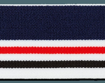 Pode incluir: Acabamento elástico em listras azul marinho, branco, vermelho e preto. O acabamento é tecido com um fundo branco e listras azul marinho, vermelho e preto.