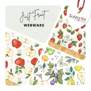 Könnte beinhalten: Vier verschiedene Stoffdesigns mit verschiedenen Früchten, darunter Erdbeeren, Äpfel, Zitronen, Birnen, Feigen und Orangen. Die Designs sind auf weißem Hintergrund mit grünen Blättern und Blumen. Der Text "Just Fruit Webware" befindet sich oben im Bild.