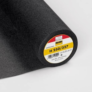 Op de afbeelding: Een rol donkergrijze stof met een label met de tekst "H 250/327". Het label geeft ook aan dat de stof 90 cm x 25 m is en gemaakt van 60% PES en 40% Cellulose. De stof heeft een effen, neutrale kleur.