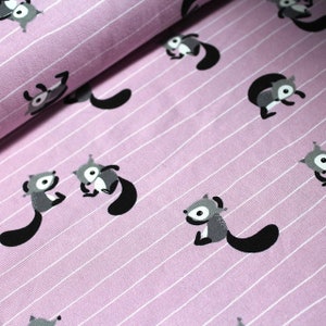 Könnte beinhalten: Rosafarbener Stoff mit einem weißen Streifenmuster und einem sich wiederholenden Muster aus grauen Eichhörnchen. Die Eichhörnchen sind in verschiedene Richtungen gewandt und haben schwarze Schwänze.