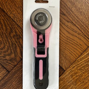 ROTARY rotary cutter 45 mm Maxi black pink image 3