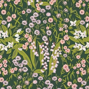 Op de afbeelding: Een dicht bloemenpatroon op een donkergroene achtergrond. Het bevat een verscheidenheid aan roze, witte en paarse bloemen, samen met groene bladeren. Het ontwerp creëert een natuurlijke, botanische esthetiek.
