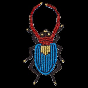 Könnte beinhalten: Ein gestickter Käfer mit langen Antennen. Der Käfer ist schwarz mit einem blau-gelb gestreiften Körper und die Antennen sind rot.
