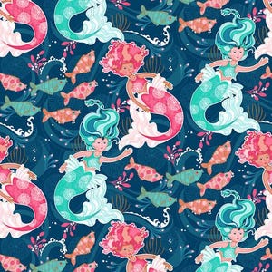 Könnte beinhalten: Ein nahtloses Muster mit Meerjungfrauen mit rosa und blauen Schwänzen, umgeben von Korallen und Fischen auf einem dunkelblauen Hintergrund.