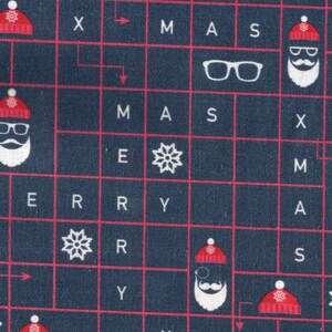 Può includere: Un tessuto blu con un motivo a griglia rossa. La griglia contiene le lettere M, A, S, E, R, Y e X. Ci sono anche fiocchi di neve e immagini di Babbo Natale con la barba e gli occhiali.