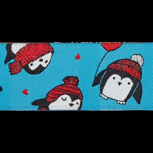 Può includere: Nastro blu con un motivo ripetuto di pinguini che indossano berretti e sciarpe di lana rossa. Alcuni pinguini tengono palloncini rossi con cuori che galleggiano intorno a loro.