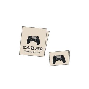 Könnte beinhalten: Zwei beigefarbene Etiketten mit schwarzem Text und einer schwarz-weißen Illustration eines Videospiel-Controllers. Das obere Etikett lautet "Handle with care!" und enthält eine Reihe von Wäschepflege-Symbolen. Das untere Etikett enthält eine Illustration eines Videospiel-Controllers.