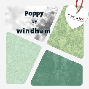 Könnte beinhalten: Nahaufnahme von vier Stoffmustern in verschiedenen Grüntönen. Die Muster sind in einer Diamantform angeordnet. Das obere Muster trägt den Text "Poppy by windham" und ein herzförmiges Etikett mit dem Text "SUMQTEX Mit viel zum Detail!" in Schwarz und Rot.