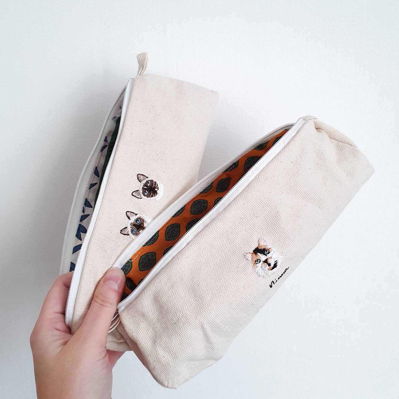 Trousse A Crayons Brodée Chien ou Chat à L'effigie de Votre Animal Compagnie. Broderie Chien Chat Un