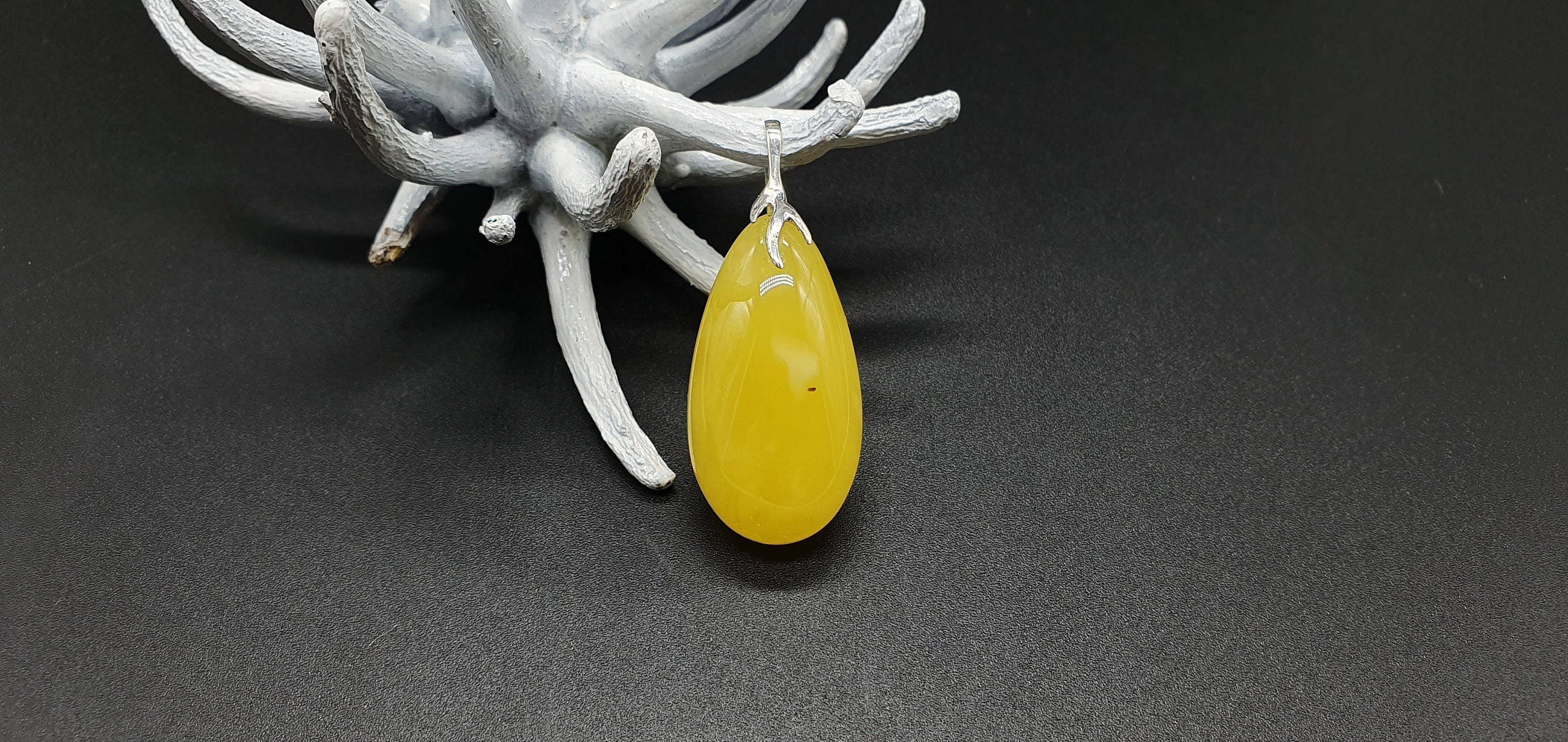 Morceau D'ambre Naturel Balte - Couleur Jaune D'œuf Et Caramel - 44g - Occasion