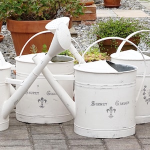 Annaffiatoio in metallo zincato bianco: grande decorazione rustica da giardino in stile fattoria