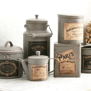 Contenitore da cucina in metallo grigio con etichetta francese, barattolo, vaso, caffettiera, teiera, lattiera, lattina, arredamento da cucina shabby chic