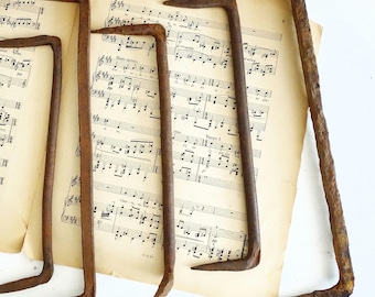 錆びた鉄製の丸太用犬用スパイク、アンティークの鉄製ステープル、木材用犬用スパイク、留め具、錬鉄製の丸太用留め具、原始的な鍛冶屋の手鍛造金具