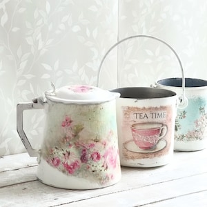 花柄メタルミルク缶、ティーポット、バラの入った白い容器、植木鉢、プランター、小さなメタルバケツ、シャビーシックな装飾、屋内ガーデン