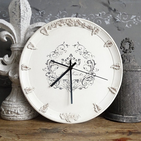 Horloge murale en bois blanc avec feuilles et fleurs, horloge murale florale vieillie shabby chic, mains silencieuses, horloge romantique décorée, horloge murale ronde ornée